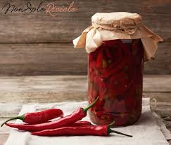 Le marmellate di peperoncino sono preparazioni tipiche nella cucina calabrese. Peperoncini Sottolio Senza Aceto La Ricetta Piccante