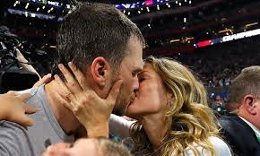 Gisele bundchen was on the sidelines with her kids rooting for tom brady and the tampa bay buccaneers in the 2021 super bowl — read more. Super Bowl Tom Brady Gisele Bundchen Y El Esperado Beso De La Victoria