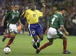 Final de la copa américa de 2004: Mexico 4 Brazil 3 In Aug 1999 At The Azteca Stadium Mexico City Beto Tackles Ramon Ramirez In The Confederations Cup Final Selecao Brasileira