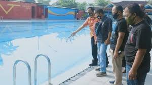 Kolam renang tiup merupakan kolam renang anak yang begitu praktis untuk digunakan. Ayah Ke Toilet Bocah 13 Tahun Tewas Tenggelam Di Kolam Renang Kondisi Tak Bergerak Di Dasar Tribunnews Com Mobile