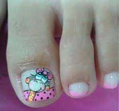 5) uñas de los pies con un diseño diferente de color amarillo con personajes de dibujos animados y animales. Decoracion De Unas Para Pies De Munecos Elegantes Unas Acrilicas
