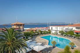 Frescoes, paintings and antique porcelain create a special atmosphere. Hotelinformationen Best Western Plus Hotel La Marina Saint Raphael Frankreich