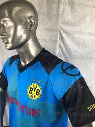 Habremos comprobado que un paracaidista que abre el paracaídas en la posición de partida, su velocidad va creciendo con el tiempo hasta que alcanza la velocidad límite constante. Uniforme De Futbol Soccer Borussia Dortmund Local 2018 19 Azul