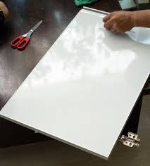 Dann die folie mit einem rakel (wird gratis mitgeliefert) andrücken und eventuell mit einem fön erwärmen. Holz Mit Folie Bekleben So Bekommt Ein Mobelstuck Eine Andere Optik