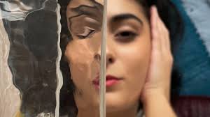 Clara Castro performa no estilo voz e violão do álbum visual “Ana”