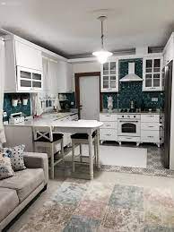 Aplikler, zemin lambaları ve abajurların yanı sıra küçük masa lambalarını kullanmak da bu tarz mekânlarda oldukça popülerdir. 5000 Mutfak Dolabi Modeli Ve Sahane Mutfak Dekorasyonu Ornekleri Ev Gezmesi Amerikan Mutfak Ic Tasarim Mutfak Mutfak Dekorasyonu