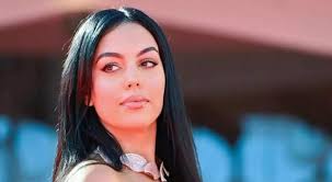 يبلغ طول جورجينا رودريجيز 1.68 سم، وجورجينا هي عارضه ازياء اسبانيه و عملت كراقصه باليه و مرتبطه بلاعب كرة القدم كرستيانو رونالدو. Ø¬ÙˆØ±Ø¬ÙŠÙ†Ø§ Ø±ÙˆØ¯Ø±ÙŠØºÙŠØ² ØªØ¶Ø­Ùƒ Ø¹Ù„Ù‰ Ø·Ø±ÙŠÙ‚Ø© ØºÙ†Ø§Ø¡ Ø§Ø¨Ù†ØªÙ‡Ø§ Ø¨Ø§Ù„ÙÙŠØ¯ÙŠÙˆ Ù†Ø¬ÙˆÙ… Ùˆ ÙÙ† Ø§Ø®Ø¨Ø§Ø± Ù„Ø¨Ù†Ø§Ù†