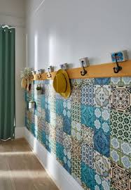 Ce Papier Peint Imitant A La Perfection Les Carreaux De Faience S Invite En Soubassement Pour Raviver Les Sou Papier Peint Papier Peint Vinyle Grand Mur Blanc