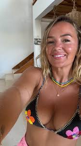 Life’s too short to hold back. What’s that little voice inside you telling  you to do? And how long have you ignored it? I know you can feel the pull,  there’s something you know you need to do. An ...