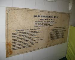 Tiap baris memiliki jumlah kata isi atau maksud gurindam ada pada baris kedua. Pengertian Dan Ciri Ciri Gurindam