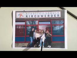 Die stadtteilschule kirchwerder führt die schülerinnen von der grundschule bis zum abitur nach 13 jahren. Elftklassler Der Schule Kirchwerder Gedenken An Die Kinder Vom Bullenhusener Damm Youtube