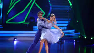 Nun standen sie erstmals selbst im mittelpunkt und traten in selbstinszenierten showtänzen gegeneinander an. Let S Dance Das Sind Die Paare Der Profi Challenge