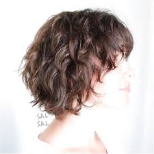 Short wavy hair is trendy, classy and versatile. Layered Messy Bob For Wavy Hair Click For More Information Short Shag Hairstyles Hair Styles Wavy Bob Hairstyles