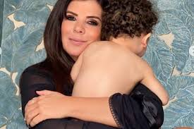 Mara Maravilha mostra rosto do filho pela primeira vez e explica: 'Muita  proteção