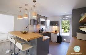 C'est un bon compromis entre la cuisine fermée (qui est une pièce à part entière) et la cuisine ouverte (qui se trouve directement. Maison Conviviale Cuisine Ouverte Avec Bar Bois Colombes Cuisine Ouverte Avec Bar Cuisine Ouverte Cuisine Ouverte Sur Salon