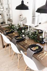 Scene De Noel Moderne Classique Avec Couverts En Or Branches Pommes De Pin Eetkamer Ideeen Noel Noel Cade Yemek Masasi Noel Ev Ic Tasarim Mutfak