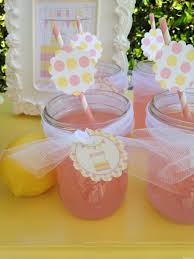 Entre los frascos, pies de pastelería, platos, etc, podemos añadir jarrones con flores, que le darán ese toque fresco y vivo. Ideas Candy Bar Para Bodas De Verano Tu Boda De Ensueno