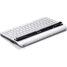 It doesn't have a separate battery to overall the layout reminds me of a good netbook keyboard. Samsung Keyboard Dock Ekd K12d Fur Galaxy Tab 2 10 1 Weiss Dockingstations