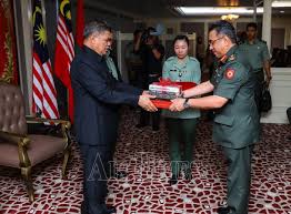 Kediaman rasmi dato' menteri besar selangor, jalan permata 7/1, seksyen 7, 40000 shah alam, selangor. Menteri Besar Selangor Dan Ketua Menteri Melaka Dianugerah Pangkat Brigadier Jeneral Kehormat Air Times News Network