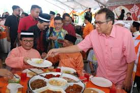 Rumah terbuka bermaksud satu perayaan agama yang disambut oleh penganut pelbagai agama dengan tujuan untuk memupuk persefahaman dalam kalangan rakyat malaysia. Majlis Rumah Terbuka Aidilfitri Amanah Satu Kejayaan Erat Hubungan Kaum