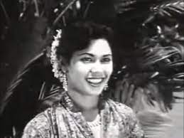 Kulitnya memang masih melekat, tetapi anda akan melihat bawah kulit bawang putih tersebut sudah mulai gampang dikupas. Filem Bawang Putih Bawang Merah Tahun 1959