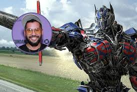 Transformers 1 filminin konusunda çok uzun seneler öncesinde , çok uzaklarda bulunan cyberton gezegeninde bir savaşın başlaması an meselesidir. Paramount Taps Angel Manuel Soto To Helm New Transformers Movie