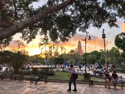 Atardeceres Que Enamoran En Merida Yucatan Fui A Caminar Por El Centro De La Ciudad Y Al Llegar A La Plaza Grande Vi Que Todo Tomaba Travel Dolores Park Park