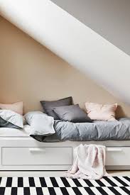 Tipp 13 Viel Platz Trotz Dachschragen Bild 13 In 2020 Bett Unter Dachschrage Dachschrage Einrichten Ikea Design