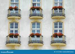 Красивые окна в домах стоковое изображение. изображение насчитывающей окно  - 112151423