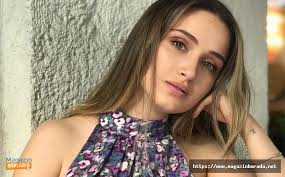 صورة للفنانة gökçe akyıldız في الزي المدرسي. Kirgin Cicekler In Gokce Akyildiz I Cocugunun Babasindan Bosandi