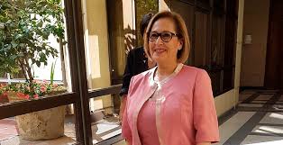 Adriana blanca cristina muñoz d'albora (santiago, 25 de septiembre de 1948) es una socióloga y política chilena, militante del partido por la democracia (ppd). Adriana Munoz Asume Presidencia Del Senado Poder Y Liderazgo