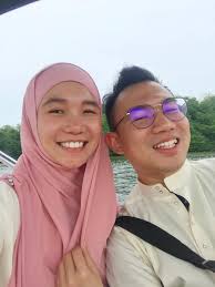 Awak Cina ke? Tapi anak awak pakai tudung"