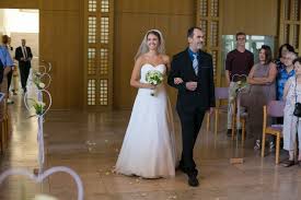 Kirche Einzug Brautvater Papa Hochzeit Tragerloses Hochzeitskleid Kleid Hochzeit