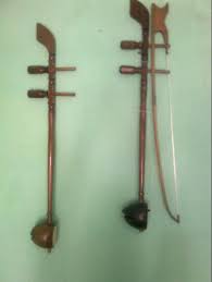 Diluar itu, alat musik ini mempunyai batang pegang dari bambu serta tabung resonansi dari 1/2 sisi tempurung kelapa. 8 Alat Musik Tradisional Yang Digesek Lengkap
