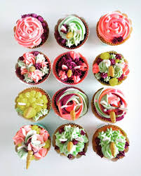 Cupcakes Licornes Chocolat Et Vanille Accompagnes De Leur Licorne En Pate A Sucre Wiltoncakes Pastry Patisserie Cupcakes In 2020 Desserts Sugar Cookie Food