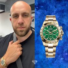 The Aberrant' of Monaco @gmk001, is wearing an 18k yellow gold @rolex  Cosmograph Daytona with the case width of 40 mm, featuring a  emerald-colored green dial