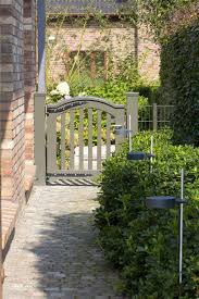 Naturstein Weg Zur Gartenpforte Gartenturen Aussengestaltung Gartenpforte