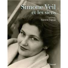 Dans le très bon documentaire « albums de famille », le réalisateur hugues nancy nous entraîne dans l'intimité de celle qui a tant fait pour les femmes. Simone Veil Et Les Siens Album Preface D Annick Cojean Broche Annick Cojean Achat Livre Ou Ebook Fnac