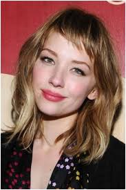 Sia che sia abbinata a un taglio scalato o ai capelli lunghi, è con questo genere di capello che il restyling della frangia dà i suoi risultati migliori senza sforzo e senza ricadere nell’antiestetico effetto piatto e dritto che altre ragazze devono sconfiggere a colpi di piastra e spazzola. Baby Bang La Frangia Corta Esperta Di Immagine Rossella Migliaccio