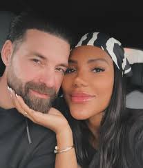 O ex-ator de carrossel Guilherme Seta, de 22 anos, e sua namorada, Beatriz  Valente, de 20 anos, estão confirmados na 7ª edição do reality show Power  Couple Brasil, com estreia marcada para