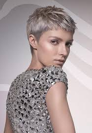Dit zijn bijvoorbeeld, mooie bob kapsels, trendy pixie cuts of leuke videotjes die we gemaakt of gevonden hebben. Kort Kapsel Met Korte Pony Grijs Blonde Kleur Foto Geplaatst Door Sdikken Op Welke Nl