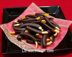 La nostra canditura ci permette di ottenere dei quarti di arance che vengono delicatamente tagliate in listelli. Scorzette D Arancia Candite Al Cioccolato Ricetta