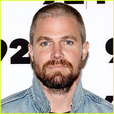 Stephen Amell Defends His New Shirtless Photo After Trolls Said He's Out of  Shape