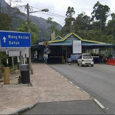 Direnggangkannya kakiku dan diangkatnya sedikit. Wang Kelian Checkpoint Jalan Wang Kelian