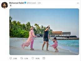 «الحياة أكثر من مجرد أشياء مادية». Ø´Ø§Ù‡Ø¯ Ù…Ø­Ù…Ø¯ ØµÙ„Ø§Ø­ Ù…Ø¹ Ø²ÙˆØ¬ØªÙ‡ ÙˆØ§Ø¨Ù†ØªÙ‡ Ù…ÙƒØ© Ø¹Ù„Ù‰ Ø§Ù„Ø¨Ø­Ø± Ù…Ø´Ø§Ù‡ÙŠØ±
