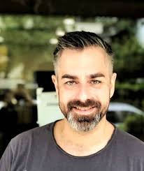 Στη δεύτερη και τελευταία δοκιμασία, οι δύο μάγειρες ήρθαν αντιμέτωποι με μια αντιγραφή τριών πιάτων (εκ των οποίων το ένα γλυκό) του νίκου θωμά, του food and beverage του masterchef 5. Paikths Apo To Masterchef1 Milaei E3w Apo Ta Dontia Den Eprepe H Spyridoyla Na Einai Ston Teliko Gossip Tv Gr