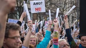 Politici utíkali v plynových maskách, v budově se střílelo. Padne Babis Praha Bude Buracet Nejvetsi Demonstrace Byly Dosud Proti Necasovi A Klausovi Eurozpravy Cz