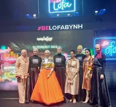 She released the naelofar hijab collection in 2014 which became popular among the people of the region. Neelofa Unapologetically Launches Her Hijab Line At Zouk
