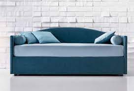 Proposto in varie configurazioni e completo di cuscini o rollò, birba si trasforma da divanetto due posti a letto singolo con il minimo ingombro; Letti Imbottiti Camerette Per Ragazzi