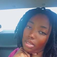 Chris Brown은 자신의 11:11 투어에서 자신의 셔츠를 벗어달라는 팬들로부터 요청을 들어왔다. “나는 계속해서 셔츠를  벗어달라는 요청이 들어온다. 그래도 난 내 옷이 좋아 🤣”